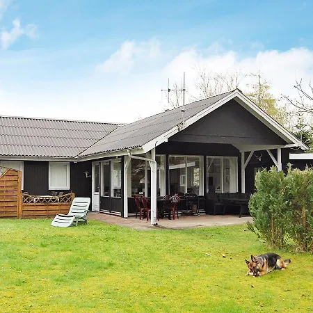 Dom wakacyjny Three-bedroom Holiday In 8