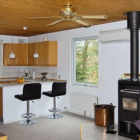 Three-bedroom Holiday In 8 *