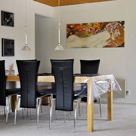Three-bedroom Holiday In 8 *